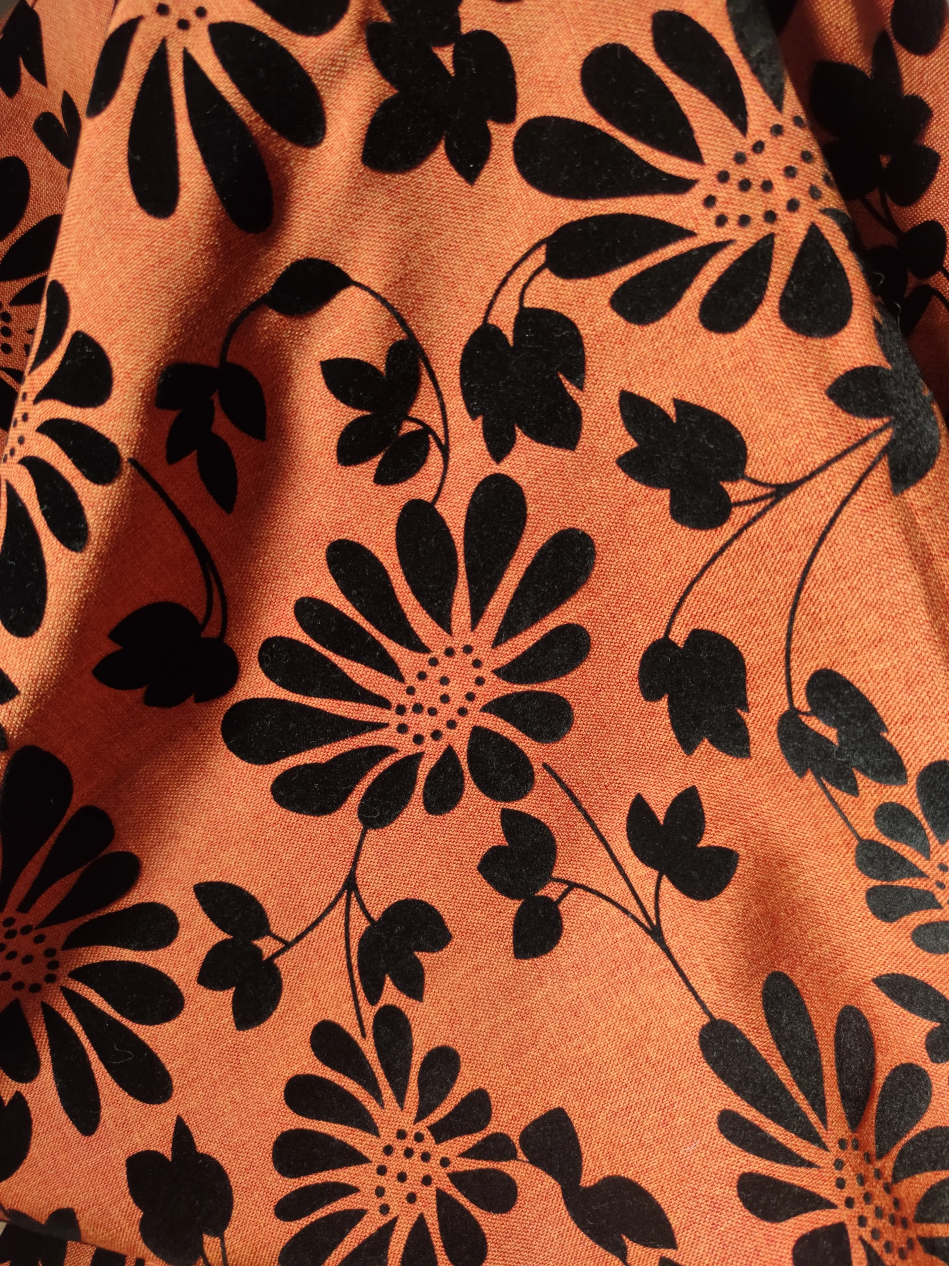 tissu orange à fleurs noires
