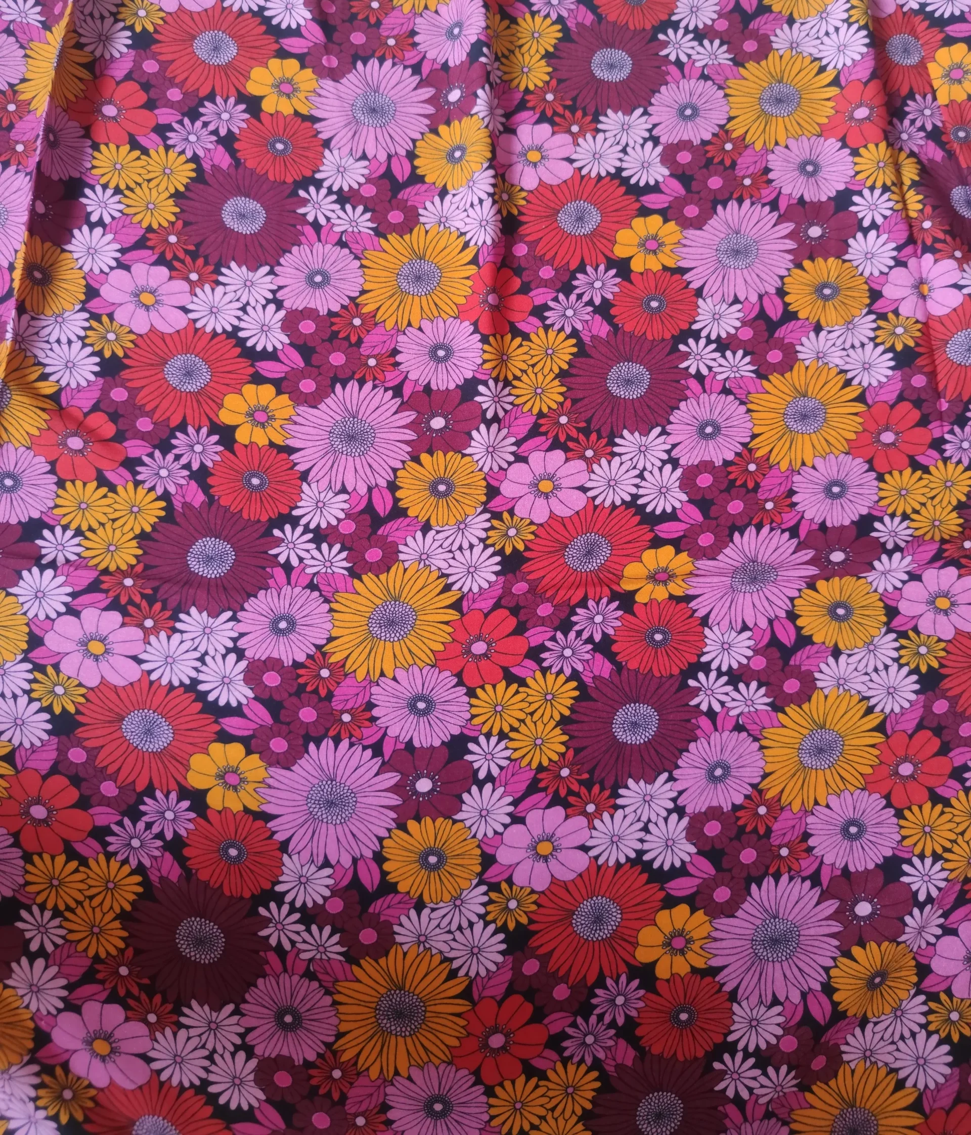 tissu violet à fleurs 
